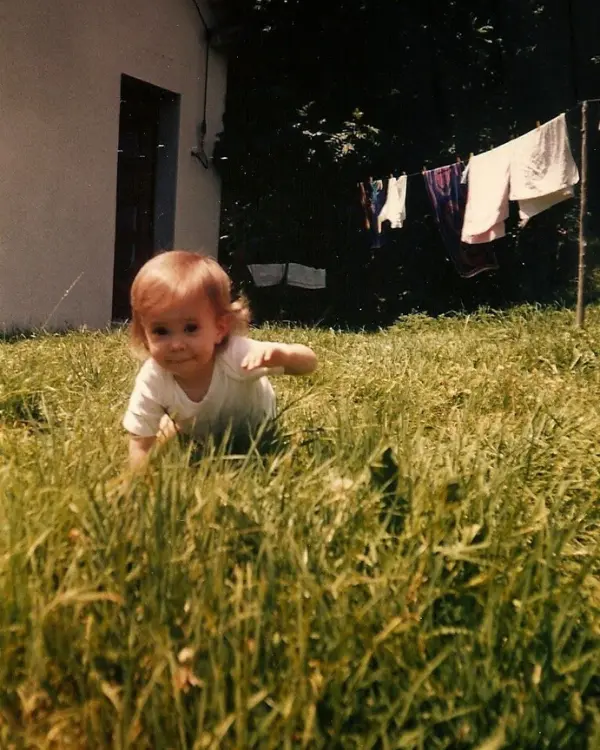 Photo d’enfance illustrant le côté maman de Clotilde Renoud