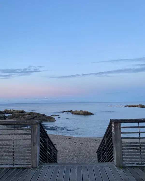 Accès en bois menant à la plage face à la mer