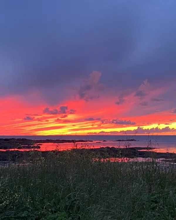 Coucher de soleil coloré au-dessus d’un paysage côtier