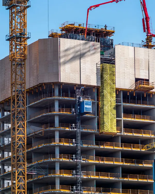 Immeuble en construction avec grues de chantier